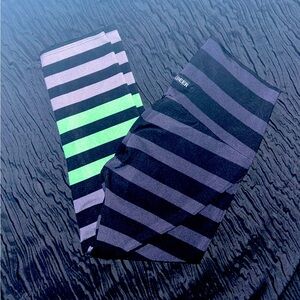 K-DEER green accent stripe capri leggings